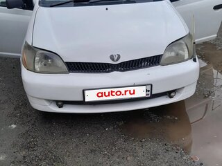 2000 Toyota Platz, белый, 300000 рублей, вид 1