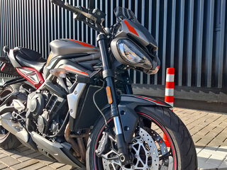 2020 Triumph Street Triple, серый, 800000 рублей, вид 3