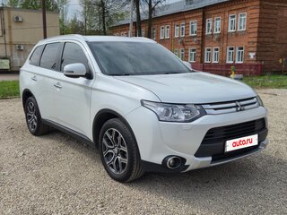 2014 Mitsubishi Outlander III Рестайлинг, белый, 1520000 рублей, вид 2