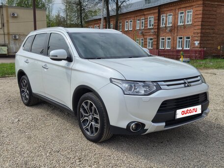 2014 Mitsubishi Outlander III Рестайлинг, белый, 1599000 рублей, вид 2
