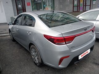 2017 Kia Rio IV, серебристый, 900000 рублей, вид 4