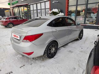 2014 Hyundai Solaris I Рестайлинг, серебристый, 520000 рублей, вид 3
