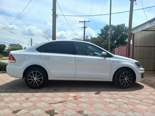 2016 Volkswagen Polo V Рестайлинг, белый, 1040000 рублей, вид 3
