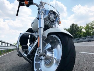 2018 Harley-Davidson Fat Boy, белый, 2550000 рублей, вид 1