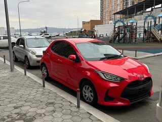 2020 Toyota Yaris IV, красный, 1550000 рублей, вид 4