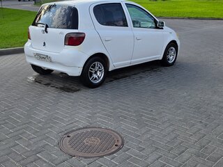 2001 Toyota Vitz I (P10), белый, 280000 рублей, вид 2