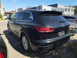 2023 Volkswagen Touareg III, чёрный, 6090605 рублей, вид 3