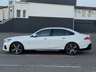 2024 BMW 5 серии 530i xDrive VIII (G60/G61/G68), белый, 6949000 рублей, вид 4
