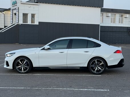 2024 BMW 5 серии 530i xDrive VIII (G60/G61/G68), белый, 6949000 рублей, вид 4