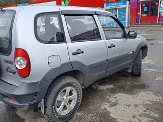 2011 Chevrolet Niva I Рестайлинг, серебристый, 490000 рублей, вид 2