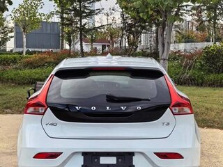 2019 Volvo V40 II Рестайлинг, белый, 1950000 рублей, вид 4