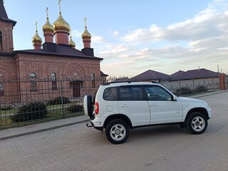 2013 Chevrolet Niva I Рестайлинг, белый, 600000 рублей, вид 4