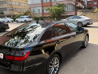 2017 Toyota Camry VII (XV50) Рестайлинг 2, чёрный, 3400000 рублей, вид 4
