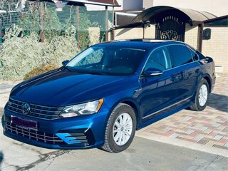 2017 Volkswagen Passat (North America and China) I Рестайлинг, синий, 1750000 рублей, вид 1