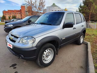 2017 Chevrolet Niva I Рестайлинг, серебристый, 580000 рублей, вид 2