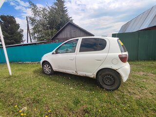 2001 Toyota Vitz I (P10), белый, 170000 рублей, вид 2