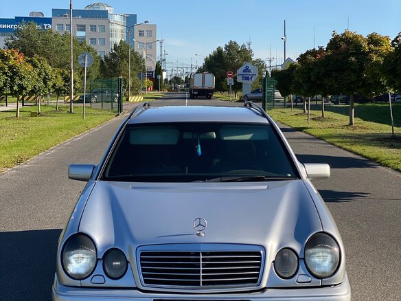 1997 Mercedes-Benz E-Класс 300 II (W210, S210), серебристый - вид 1