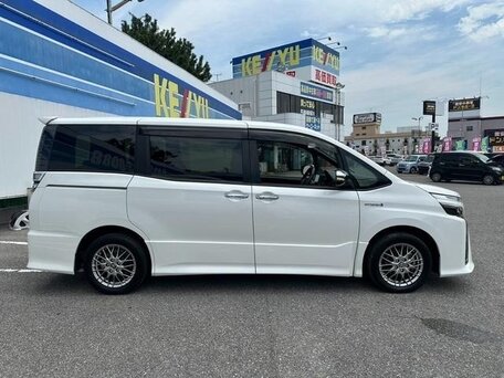 2018 Toyota Voxy III (R80) Рестайлинг, белый, 1688008 рублей, вид 5