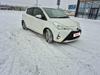2017 Toyota Vitz III (XP130) Рестайлинг, белый, 970000 рублей, вид 1
