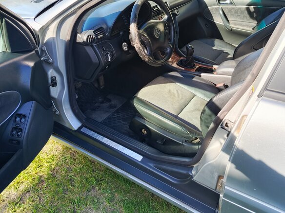 2002 Mercedes-Benz C-Класс 180 II (W203), серебристый, 360000 рублей - вид 4