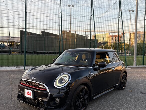 2020 Mini Hatch Cooper D III (F55/F56) Рестайлинг, чёрный, 1980000 рублей - вид 1