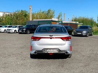 2021 Kia Rio IV Рестайлинг, серебристый, 1575500 рублей, вид 4