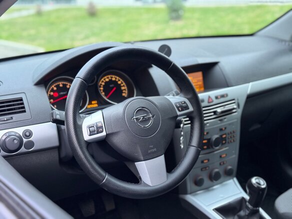 2010 Opel Astra GTC H Рестайлинг, чёрный, 590000 рублей - вид 13