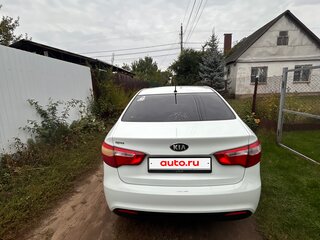 2013 Kia Rio 5-speed III, белый, 850000 рублей, вид 4