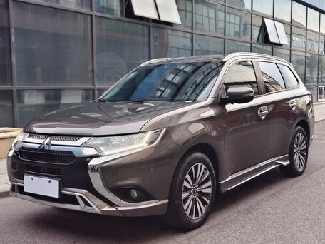 2021 Mitsubishi Outlander III Рестайлинг 3, коричневый, 1980000 рублей, вид 1