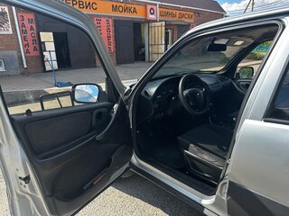 2011 Chevrolet Niva I Рестайлинг, серебристый, 600000 рублей, вид 5