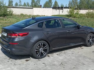 2019 Kia Optima IV Рестайлинг, серый, 1690000 рублей, вид 3