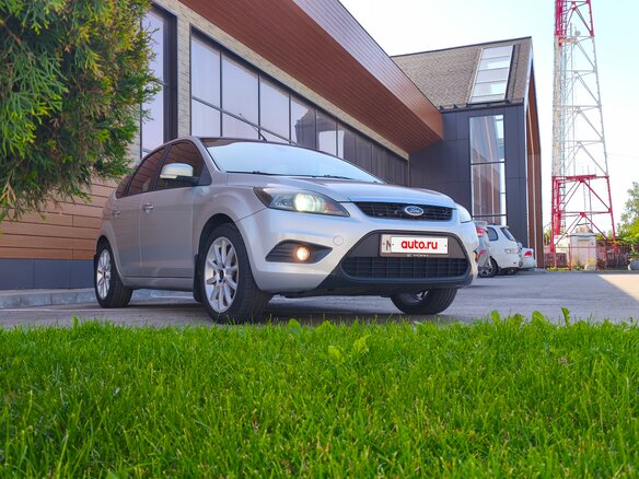 2010 Ford Focus II Рестайлинг, серебристый, 680000 рублей - вид 2