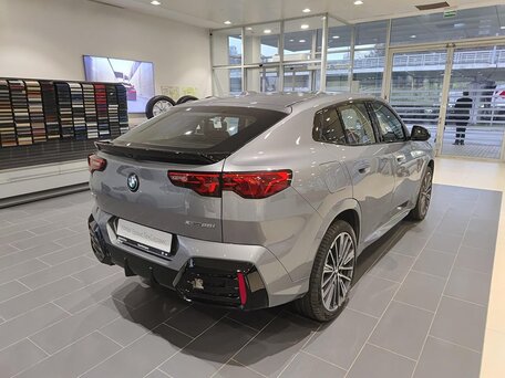 2025 BMW X2 xDrive25i II (U10), серебристый, 6700000 рублей, вид 5