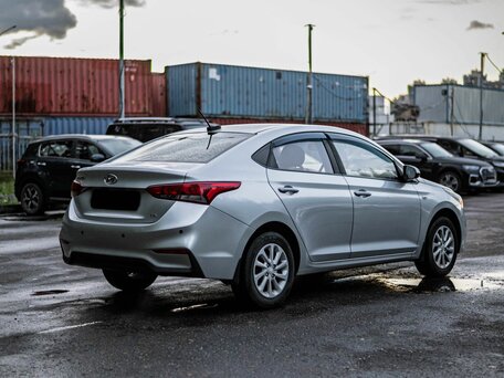 2017 Hyundai Solaris II, серебристый, 1065000 рублей, вид 2