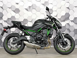 2025 Kawasaki Z 650, серый, 977000 рублей, вид 3