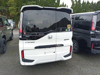 2017 Honda Stepwgn Spada V Рестайлинг, белый, 1850000 рублей, вид 3