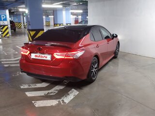 2021 Toyota Camry VIII (XV70) Рестайлинг, красный, 3680000 рублей, вид 3