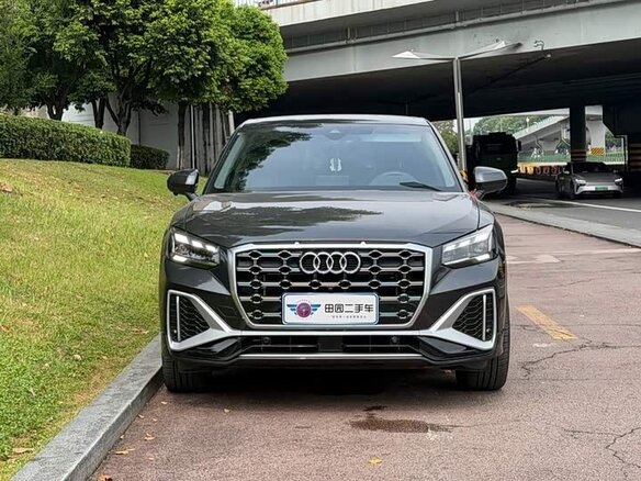 2022 Audi Q2 L 35 TFSI I Рестайлинг, серебристый, 1630000 рублей - вид 1