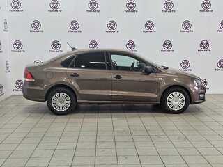 2017 Volkswagen Polo V Рестайлинг, коричневый, 841000 рублей, вид 4