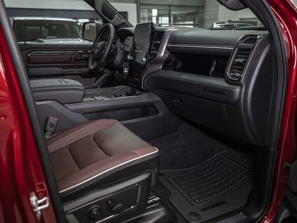 2026 Ram 1500 Crew Cab V Рестайлинг, красный - вид 22
