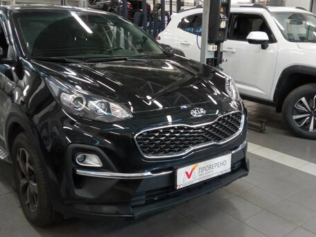 2020 Kia Sportage IV Рестайлинг, чёрный, 2090000 рублей, вид 2