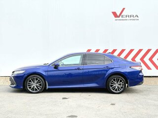 2021 Toyota Camry VIII (XV70) Рестайлинг, синий, 3050000 рублей, вид 2