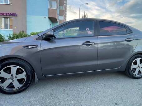 2015 Kia Rio III Рестайлинг, серый, 700000 рублей, вид 4
