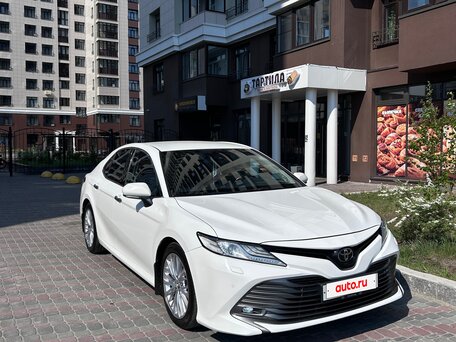 2018 Toyota Camry VIII (XV70), белый, 2870000 рублей, вид 4