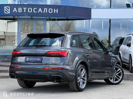 2025 Audi Q7 45 TFSI II (4M) Рестайлинг 2, серый, 9990000 рублей, вид 3