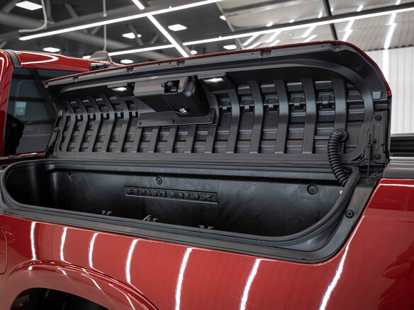 2026 Ram 1500 Crew Cab V Рестайлинг, красный - вид 9