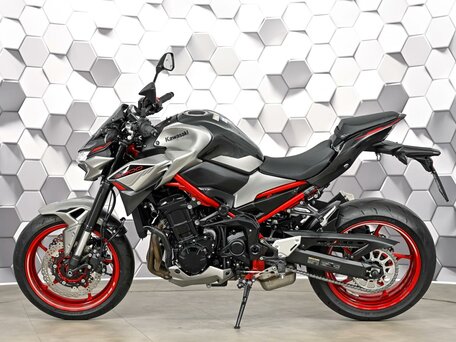 2023 Kawasaki Z 900, серый, 1099000 рублей, вид 4