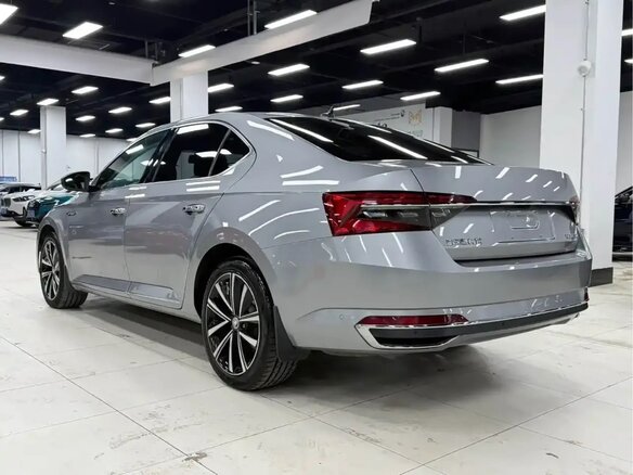 2023 Skoda Superb III Рестайлинг, серый, 2510000 рублей - вид 5