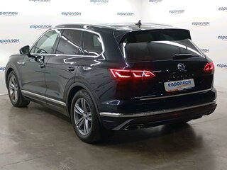 2021 Volkswagen Touareg III, чёрный, 5388000 рублей, вид 4