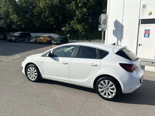 2014 Opel Astra J Рестайлинг, белый, 725000 рублей, вид 4